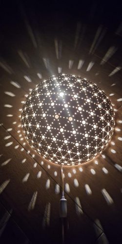 Luminaire calebasse petits motifs style arlequin